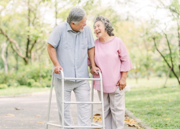 高齢者のための歩行器(ウォーカー)の使い方